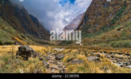 Schöner Blick auf die Natur auf einem Wanderweg zum Annapurna Basislager, dem Himalaya, Nepal. Himalaya-Berglandschaft in der Annapurna Region. A Stockfoto