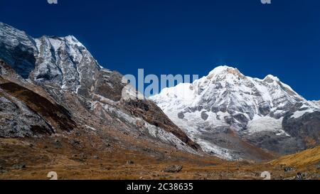 Himalaya-Berglandschaft in der Annapurna Region. Annapurna Gipfel im Himalaya-Gebirge, Nepal. Annapurna Basislager Trek. Verschneite Berge, hohe Erbse Stockfoto