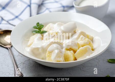 Hausgemachte Gnocchi mit Vanillesoße. Stockfoto