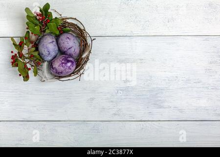 Ostereier mit natürlichem Farbstoff bemalt. Stockfoto