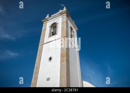 Architektonische Details der Kirche Matriz in der Innenstadt von Albufeira, Portugal Stockfoto