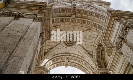 Blick auf den Arc Augusta, Arc de Triomphe, Lissabon, Portugal. Lissabon ist die Hauptstadt und die größte Stadt Portugals. Lissabon ist das europäische W Stockfoto