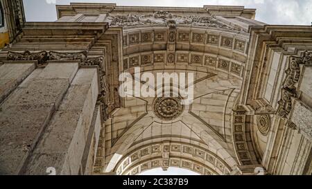 Blick auf den Arc Augusta, Arc de Triomphe, Lissabon, Portugal. Lissabon ist die Hauptstadt und die größte Stadt Portugals. Lissabon ist das europäische W Stockfoto