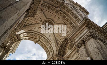 Blick auf den Arc Augusta, Arc de Triomphe, Lissabon, Portugal. Lissabon ist die Hauptstadt und die größte Stadt Portugals. Lissabon ist das europäische W Stockfoto