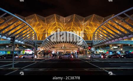 Lissabon, Portugal - 30. Dezember 2017 - Moderne Architektur am Bahnhof Oriente von Santiago Calatrava. Lissabon ist die Hauptstadt und die größte Stadt Stockfoto