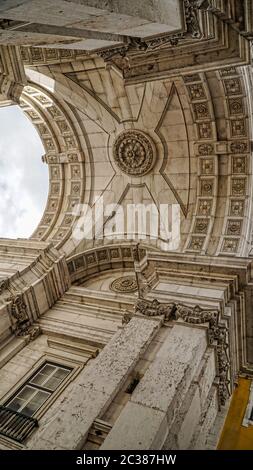 Blick auf den Arc Augusta, Arc de Triomphe, Lissabon, Portugal. Lissabon ist die Hauptstadt und die größte Stadt Portugals. Lissabon ist das europäische W Stockfoto