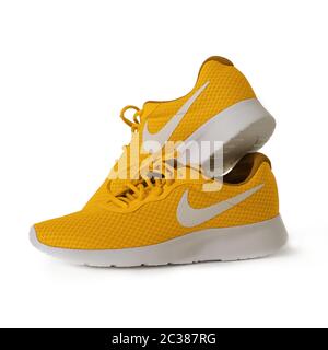 Gelbe Sneaker der Marke Nike. Sport Unisex Modell für Laufen. Schuhe auf weißem Hintergrund. Lifestyle-Konzept. Mai 2019. Kiew, Ukraine Stockfoto