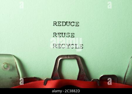 Mit einer Schreibmaschine geschriebene Wörter reduzieren, wiederverwenden und wiederverwenden. Stockfoto