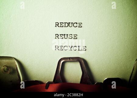 Mit einer Schreibmaschine geschriebene Wörter reduzieren, wiederverwenden und wiederverwenden. Stockfoto