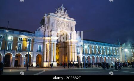 Augustusbogen, Triumphbogen auf dem Praca do Comercio Platz, Lissabon, Portugal Lissabon ist die Hauptstadt und die größte Stadt Portugals. Lissabon ist cont Stockfoto