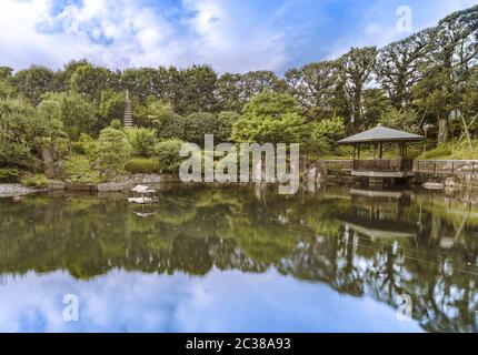 Hexagonal Pavillon Ukimido im zentralen Teich des Mejiro Garden, wo Enten ruhen und die s ist Stockfoto