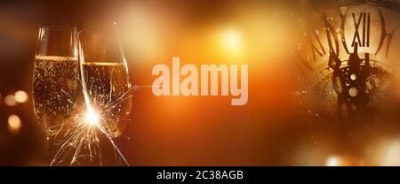 Neujahr Feier und Champagner und eine Uhr in festlichem goldenem Bokeh Hintergrund Stockfoto