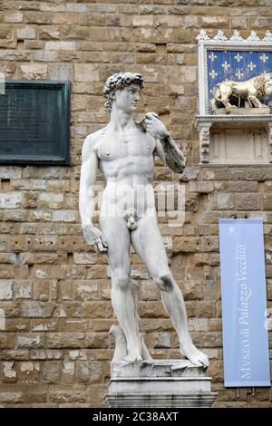 Michelangelos David (Nachbildung), Palazzo Vecchio, Piazza della Signoria, Florenz. Stockfoto