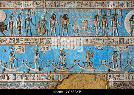 Hieroglyphische ägypten-schnitzereien an der Decke Stockfoto