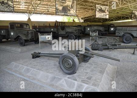 Nordkorea, Pjöngjang - 1. Mai 2019: Kriegsrelikte, die dem Feind im Museum des Befreiungskrieges des Siegreichen Vaterlandes entnommen wurden. USA Kanonen von der gefangen Stockfoto