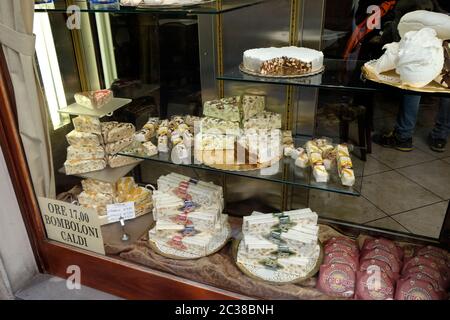 Schaufenster in Florenz mit Süßigkeiten. Stockfoto