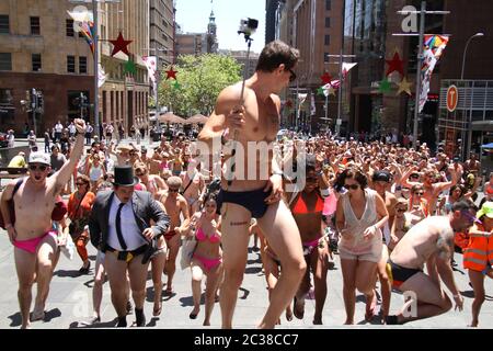 Strut the Streets 2013 Teilnehmer laufen auf den Martin Place in Sydney. Stockfoto