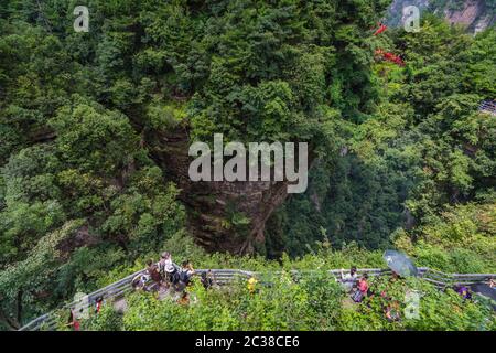 Touristen in Zhangjiajie malerischen Aussichtspunkt Stockfoto