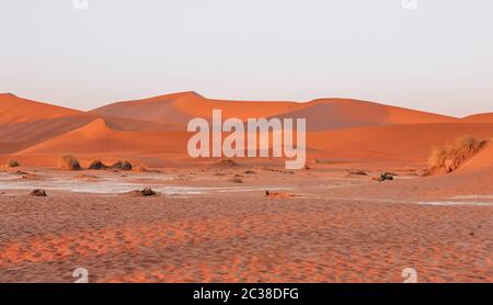 Schöne Morgenlandschaft bei Sonnenaufgang, versteckte tote Vlei in der Wüste von Namib, Blick von der Spitze der Düne mit Sonne, von der Wildnislandschaft in Namibia und Afrika Stockfoto