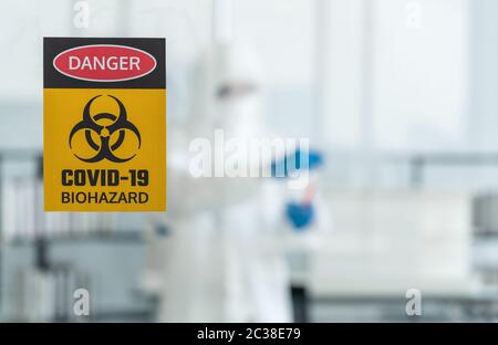 Fotos, die durch das Glas des Laborraums aufgenommen wurden, verhindern die Verbreitung von Virusforschungen. Stockfoto