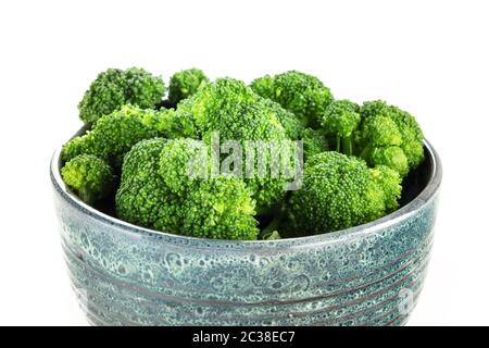 Eine Schüssel mit gekochtem Brokkoli auf weißem Hintergrund Stockfoto
