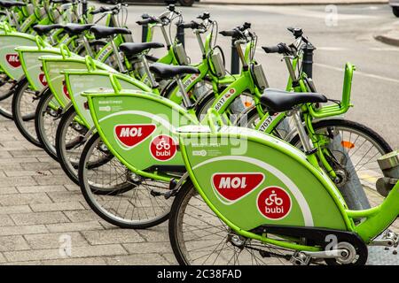 Budapest, Ungarn - 25. März 2018: Öffentliche grüne Fahrräder zu mieten in der Mitte der ungarischen Stadt. Fahrradteilen. Ökologisch Stockfoto