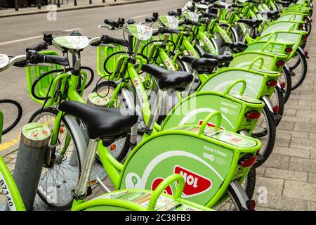 Budapest, Ungarn - 25. März 2018: Öffentliche grüne Fahrräder zu mieten in der Mitte der ungarischen Stadt. Fahrradteilen. Ökologisch Stockfoto