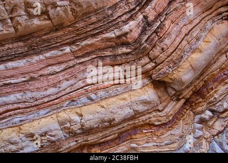 Boquillas bilden Kalkstein- und Schieferschichten über den Ernst Tinaja Wasserbecken im Ernst Canyon, Chihuahuan Wüste im Big Bend Nationalpark, Texas, USA Stockfoto