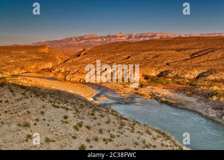 Rio Grande in der Gegend der heißen Quellen mit Sierra del Carmen in Mexiko in der Ferne bei Sonnenuntergang, Chihuahuan Wüste im Big Bend Nationalpark, Texas, USA Stockfoto