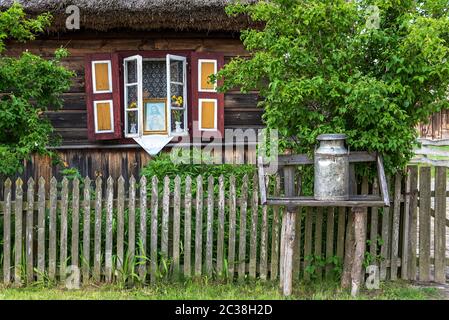 Altes Strohhaus aus Strohhalm. Polnisches Dorf, Gebäude im Freilichtmuseum. Stockfoto