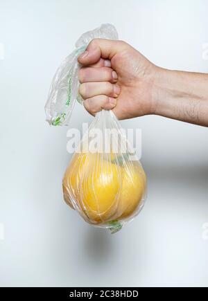 Eine gelbe Paprika in einem Plastikbeutel Stockfoto