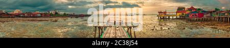 Wunderschöne Aussicht auf Yeoh Jetty und Hean buh Thean Kuan Yin Tempel bei Sonnenaufgang. Penang, Malaysia. Panorama Stockfoto