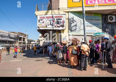 Während der Corona Virus Pandemie stehen Menschen in Durban Schlange Stockfoto