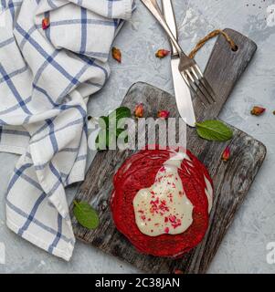 Rote Samtpfannkuchen. Stockfoto