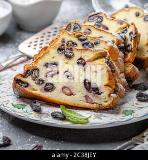 Hausgemachte Hüttenkäse Auflauf mit Rosinen. Stockfoto