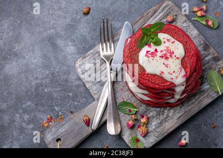 Rote Samtpfannkuchen mit Frischkäse-Sauce. Stockfoto