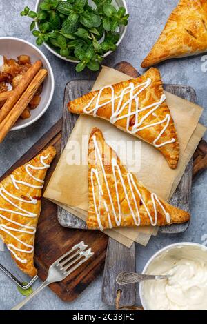 Apfelturnover mit Quark-Sahne. Stockfoto