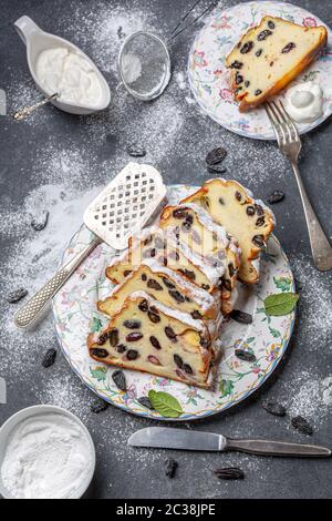 Quark Pie mit Rosinen bestreut mit Puderzucker. Stockfoto