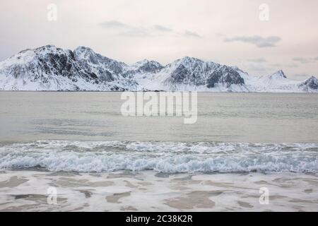 Wellen krachen am Haukland Strand in Lofoten Stockfoto