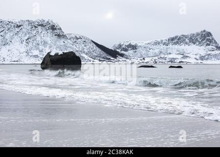 Krachende Wellen am Haukland Strand in Lofoten. Stockfoto