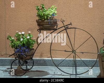 Dekorativer Blumenständer in Form eines Fahrrads mit Blumentöpfen und Blumen darin Stockfoto