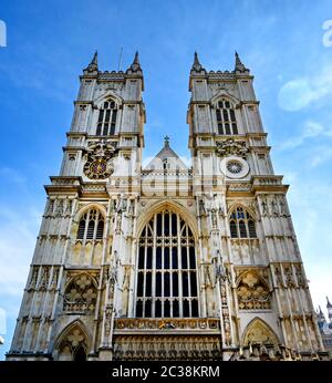 Westminster Abbey an einem sonnigen Tag in London, Großbritannien Stockfoto