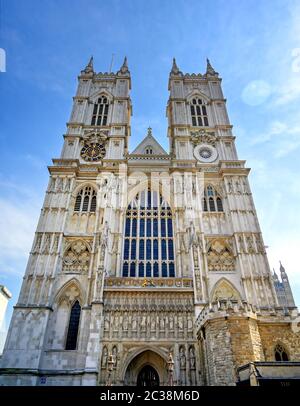 Westminster Abbey an einem sonnigen Tag in London, Großbritannien Stockfoto