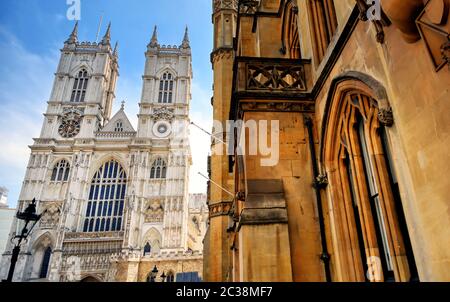Westminster Abbey an einem sonnigen Tag in London, Großbritannien Stockfoto