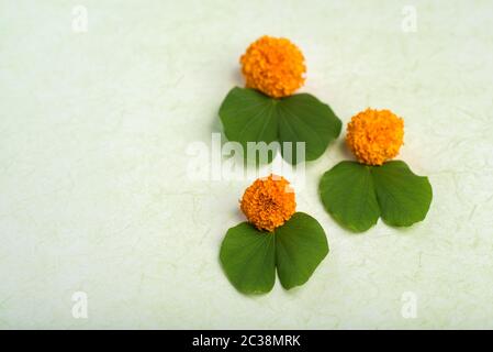 Indian Festival Dussehra, anzeigen Golden Leaf (Bauhinia racemosa) und Ringelblume Blumen Stockfoto