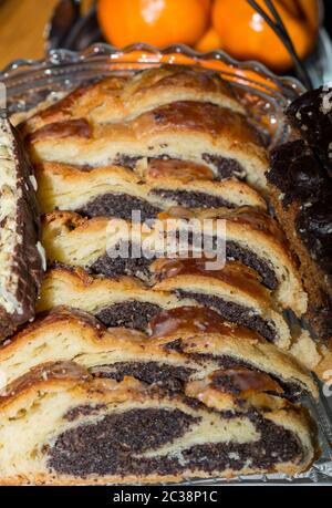 Den Kuchen mit der Mohn auf einer Glasplatte Stockfoto