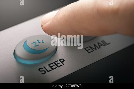 Drücken Sie mit dem Finger eine Taste, um den Computer in den Energiesparmodus zu schalten. Zusammengesetztes Bild zwischen einer Handfotografie und einem 3D-Hintergrund. Stockfoto