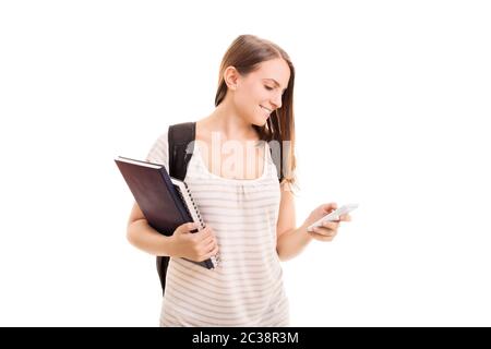 Schöne junge Schüler Mädchen mit einem Rucksack, Notebooks, lächelnd und Ihr Telefon, auf weißem Hintergrund. Stockfoto