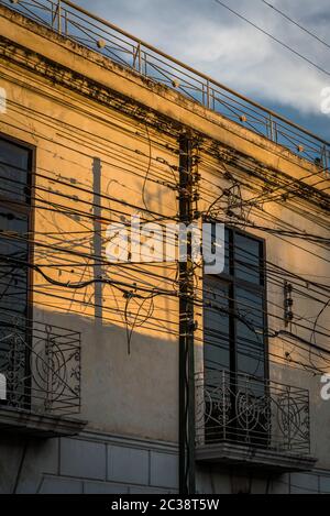 Strom Telegraph Utility Pole mit vielen Anschlüssen und Drähte an einem Haus, Merida, Mexiko Stockfoto