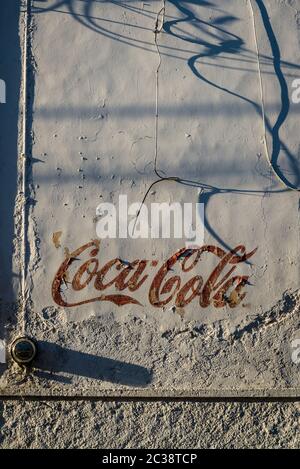 Altes Coca-Cola-Schild an der bröckelnden Wand, Merida, Mexiko Stockfoto